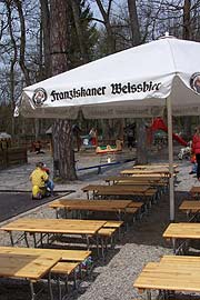 Der neue "Mini-Biergarten" der Kugler Alm wird am 1.5.2005 eingeweiht (Foto: Martin Schmitz)