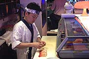 Kazunao Kurahashi hinter der Sushi Theke (Foto: Marikka-Laila Maisel)