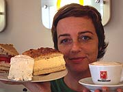 Barbara Dahnk hat im Müller & Söhne noch selbstgebackenen Kuchen und Torten (Foto: Marikka-Laila Maisel)