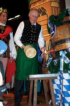 Anstich durch Löwenbräu Vorstand Hr. Balk (Foto: Martin Schmitz)