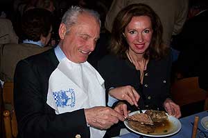 Wiesnwirt Peter Schottenhamel teilt sich sein Gericht mit seiner Frau (Foto: Martin Schmitz)