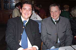 Thomas Jadrnicek (Parkcafe, selteres wird total umgebaut ca. am 1. mai 2004 wieder eröffnen) in Trachtenjacke (eher seltenener Anblick) mit Wiesnwirt Christian Schottenhamel (Foto: Martin Schmitz)