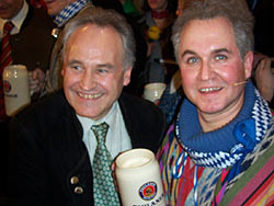 Rechts: Staatsminister ErwinHuber und dessen Darsteller "Sherpa Erwin" Norbert Heckner (©Foto: Martin Schmitz)