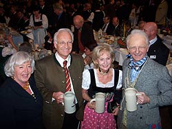 Links: Renate Schmidt, Edmund und Karin Stoiber und "Sir Edmund Stoibery" Darsteller Michael Lerchenberg (©Foto: Martin Schmitz)
