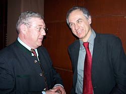 Rechts: Landwirtschaftsminister Josef Miller mit Kabarettisten und Derblecker Bruno Jonas, dessen Premiere als Barnabas gelungen war (©Foto: Martin Schmitz)