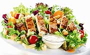 Der Grilled Chicken Caesar Salad ist eine Mischung aus knackigen Blattsalaten, Karotten und Kirschtomaten mit warmem, gegrilltem Hähnchenbrustfilet, verfeinert mit geriebenem italienischem Käse und Knoblauch-Kräuter-Croûtons.