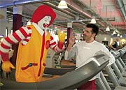 McDonald's Fitness-Experte Slatco Sterzenbach zeigt Ronald McDonald, wie Bewegung mit dem Step-o-meter noch mehr Spaß machen kann (Foto: McDonalds)