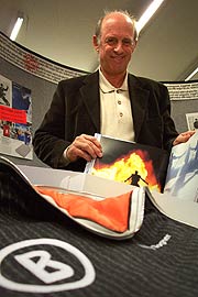 Willy Bogner hier mit seinem neuen Buch "to B Willy Bogner" am 11.12.2002 in der Buchhandlung Hugendubel am Marienplatz (Foto: Martin Schmitz)