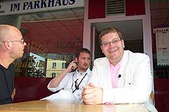 "Praktikant" Elton relaxt gegenüber im Café im Parkhaus (Foto: Martin Schmitz)