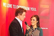 Hugh Grant im Interview mit  Miriam Pielhau (Foto: Martin Schmitz)