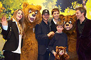 Gracia mit den anderen Synchronsprechernbei der Premiere in München am 12.03.2004 (Foto: Martin Schmitz)