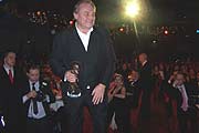 Klaus Maria Brandauer erhielt in der DIVA World of Fame einen "World Award 2005" (Foto: Martin Schmitz)