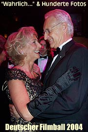 Ministerpräsident Dr. Edmund Stoiber eröffnet mit Frau Karin den Tanzreigen (Foto: Marikka-Laila Maisel)