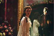 Das Phantom (Gerard Butler) beobachtet Christine (Emmy Rossum)