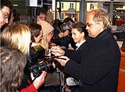 Wie der Vater, so der Sohn! Uwe und Jimi Blue Ochsenknecht geben am roten Teppich Autogramme