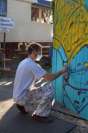 Sebastion Kaiser sprayt ganz offiziell den Bauzaun zum Behördenhof (Foto: Martin Schmitz)