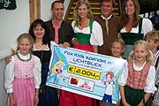 Schecks wie hier 2.000€ von Foxkids wurden überreicht (Foto: Martin Schmitz)