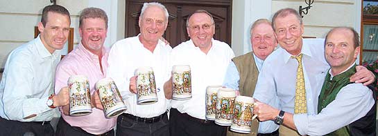 Die Wiesnwirte Peter Inselkammer, Georg Heide, Peter Schottenhamel, Toni Roiderer, Hermann Haberl, Eduard Reinbold und Sepp Krätz präsentieren den Oktoberfest Wirtekrug 2004 (Foto: Martin Schmitz)