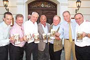 Die Wiesnwirte Peter Inselkammer, Georg Heide, Peter Schottenhamel, Roland Kuffler, Hermann Haberl, Eduard Reinbold und Toni Roiderer präsentieren den Oktoberfest Wirtekrug 2004 (Foto: Martin Schmitz)