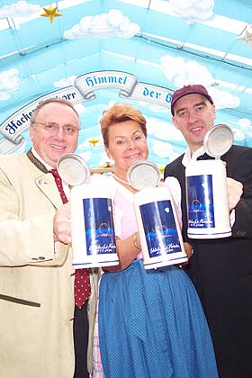 Der neue Wiesn Maßkrug 2004 (Foto: Martin Schmitz)?