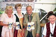 Margot Steinberg, Carolin Reiber, Günter Steinberg und der "Gerckerl" mit dem richtigen HB-Hauskrug 2004 (Foto: Martin Schmitz)