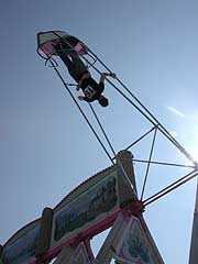 Axel Windecker aus München hatte die Jury überzeugt. Der 33-Jährige Kaplan darf sich seit vergangenem September „Bayerns schwungvollster Pfarrer“ nennen. Übrigens ist er auch 2004 wieder dabei, um seinen Titel zu verteidigen.  (Foto: Michaelsnbund)