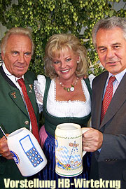 G&uuml;nter Steinberg mit seinem "Handy" Krig, Margot Steinberg, Krugmaler und Finanzminister Faltlhauser mit dem richtigen HB-Hauskrug 2005 (Foto. Martin Schmitz)