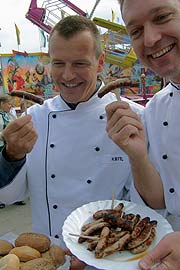 Hubert Bittl (li.) und Alfred Fahr testen die Bio-Bratwürste von Heckls Rollender Metzgerei (Foto: Martin Schmitz)