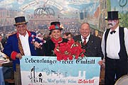 Tourismusdirektor Gabriele Weishäupl: Als "Schichtelin" überreichte sie den Gutschein über lebenslangen freien Eintritt ins Varietè Schichtl (Foto: Martin Schmitz)