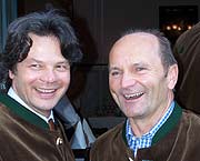 Die Wiesnwirte Peter Inselkammer, Georg Heide, Peter Schottenhamel, Roland Kuffler, Hermann Haberl, Eduard Reinbold und Toni Roiderer pr&auml;sentieren den Oktoberfest Wirtekrug 2004 (Foto: Martin Schmitz)