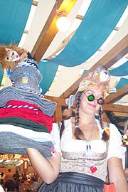 Souvenirverkäuferin im Löwenbräuzelt (Foto: Martin Schmitz)