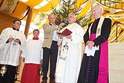Segnung der neuen Bräurosl durch Monsignore Schuster und Pater Paul (Foto: Martin Schmitz)