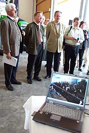 Laptop und Lederhosen: "Kuh-TV" zeigt , was im Stall passiert (Foto: Martin Schmitz)