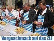 Spezialitäten-Königinnen und ministerielle Kartoffelschälkunst auf dem Münchner Marienplatz: Vorgeschmack aufs ZLF (Foto: Veranstalter)