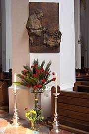 Blumen auch an der Bronzeplakette im Dom, die an den Papstbesuch 1980 erinnert. (Foto: Martin Schmitz)