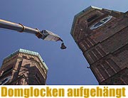 Mit Teleskoparm in die Turmstube der Frauenkirche. 2000 Münchner beobachteten am 30. März das Hochziehen der neuen Glocken Zehnstimmiges Festgeläut erklingt erstmals in der Osternacht. Infos und Fotos (Foto: Martin Schmitz)