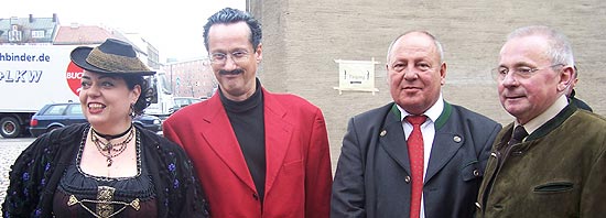 Petra Perle, Kabrettist Uli Bauer (in OB Ude Rolle), Stadtrat Helmut Schmid und Uhrenbauer Georg Rauscher III. (Foto: Martin Schmitz)