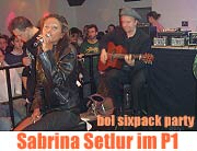 Sabrina Setlur sang live zu Gitarre und Piano auf der bol.de-Sixpack-Party im Münchner P1 am 16.12.2003