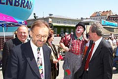 Roman Brunner, Ltd. Verwaltungsdirktor Schlachthof, imHintergrund Stadtrat Schmid und OB Christian Ude (Foto: Martin Schmitz)