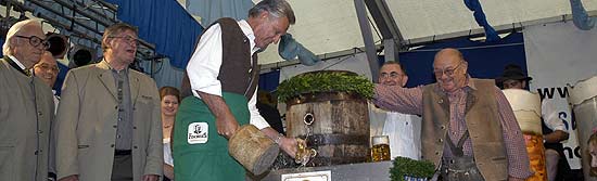 Anstich durch Erdings Bürgermeister Karl-Heinz Bauernfeind (Foto: Ingrid Grossmann)