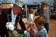 Monsieur Magic bezaubert nicht nur die Kinder (Foto: Martin Schmitz)