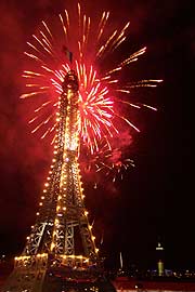 Feuerwerk zum 14. Juli 2004 (Foto: Masrtin Schmitz)