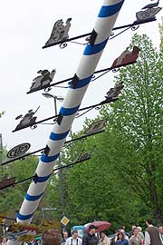 01.05.2004 Aufstellen des Maibaums auf dem Hans Mielich Platz in Untergiesing. Hier gibt es die Fotos (Foto: Martin Schmitz)