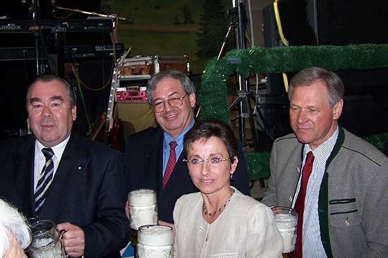 Am Ende gab es dann doch ein Bier für jeden: v.l.n.r. MdL Heinrich Traublinger, Stadtrat Hans Podiuk, stell. Bezirkstagsvoristzende Friedericke Steinberger und MdL Hermann Memmel .....