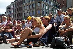 Zuschauer am Marienplatz (Foto: Martin Schmitz)