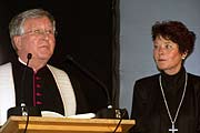 Kirchliche Weihe durch Domkapitular Prälat Josef Oberrmaier (kath.) und Stadtdekanin Barbara Kittelberger (ev.) (Foto: Martin Schmitz)