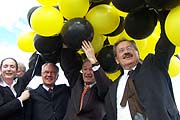 Baureferentin Rosemarie Hingerl, Bundesverkehrsminister Manfred Stople, der Bayerische Innenminister Dr. Günther Beckstein und Münchens OB Ude lassen zum Auftakt Ballons aufsteigen (Foto. Martin Schmitz)