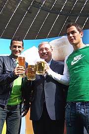 Hasan Salihamidzic (FCB), Landwirtschaftsminister Josef Miller und Marcel Schäfer (TSV 1860) (Foto: Martin Schmitz)