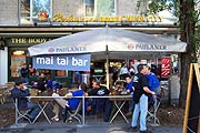 Selbst im "China City" mit seiner mai tai bar, Leopoldstr. 23, gibt es einen Fernseher an den Tischen auf dem Boulevard, so daß Sie auch chinesisch essen können und nichts verpassen (Foto: Martin Schmitz)