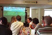 Das "Wirtshaus Zur Brez´n" stellt Fernseher für seine Gäste auf, auf denen die wichtigsten Spiel gezeigt werden (Foto: Martin Schmitz)